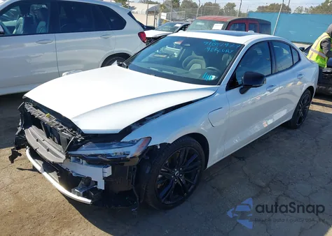 2024 Volvo S60 Recharge Plug-In Hybrid T8 Plus Black Edition z USA, uszkodzony, nr VIN 7JRH60FH5RG301321